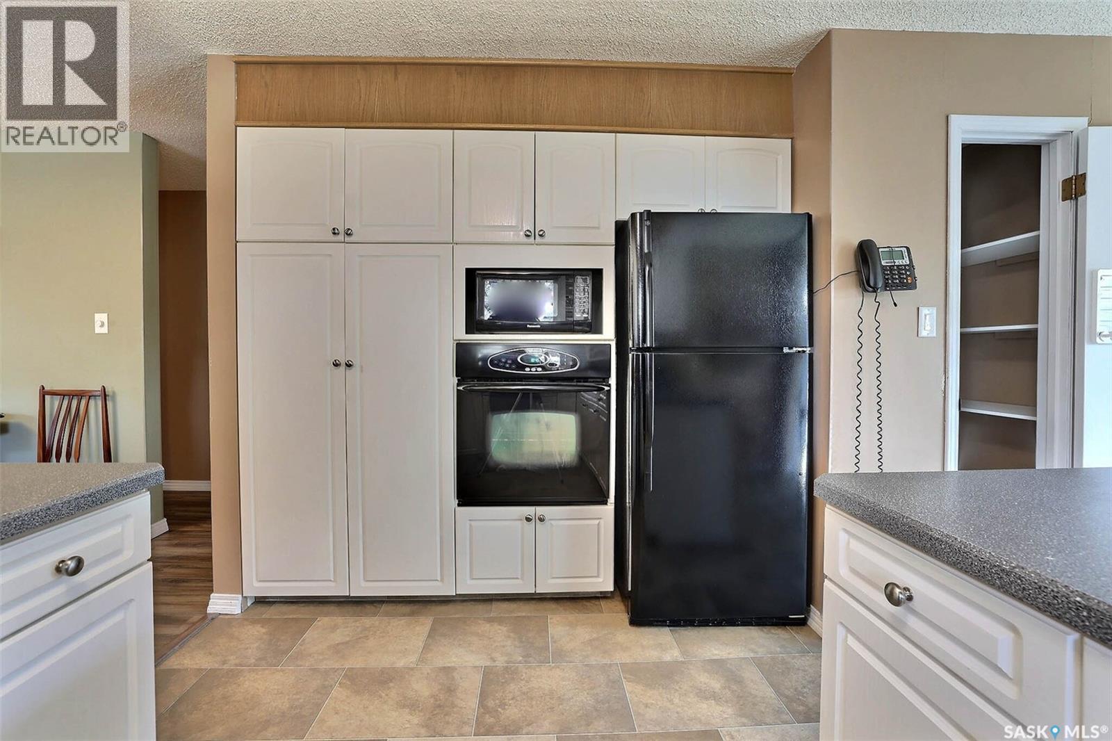 97 Compton Road, Regina, SK - Indoor Photo Showing Kitchen
