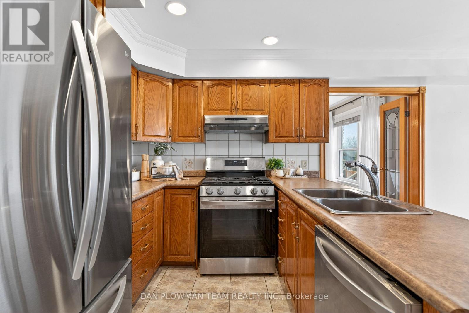 357 Powell Road, Whitby, ON - Indoor Photo Showing Kitchen With Double Sink