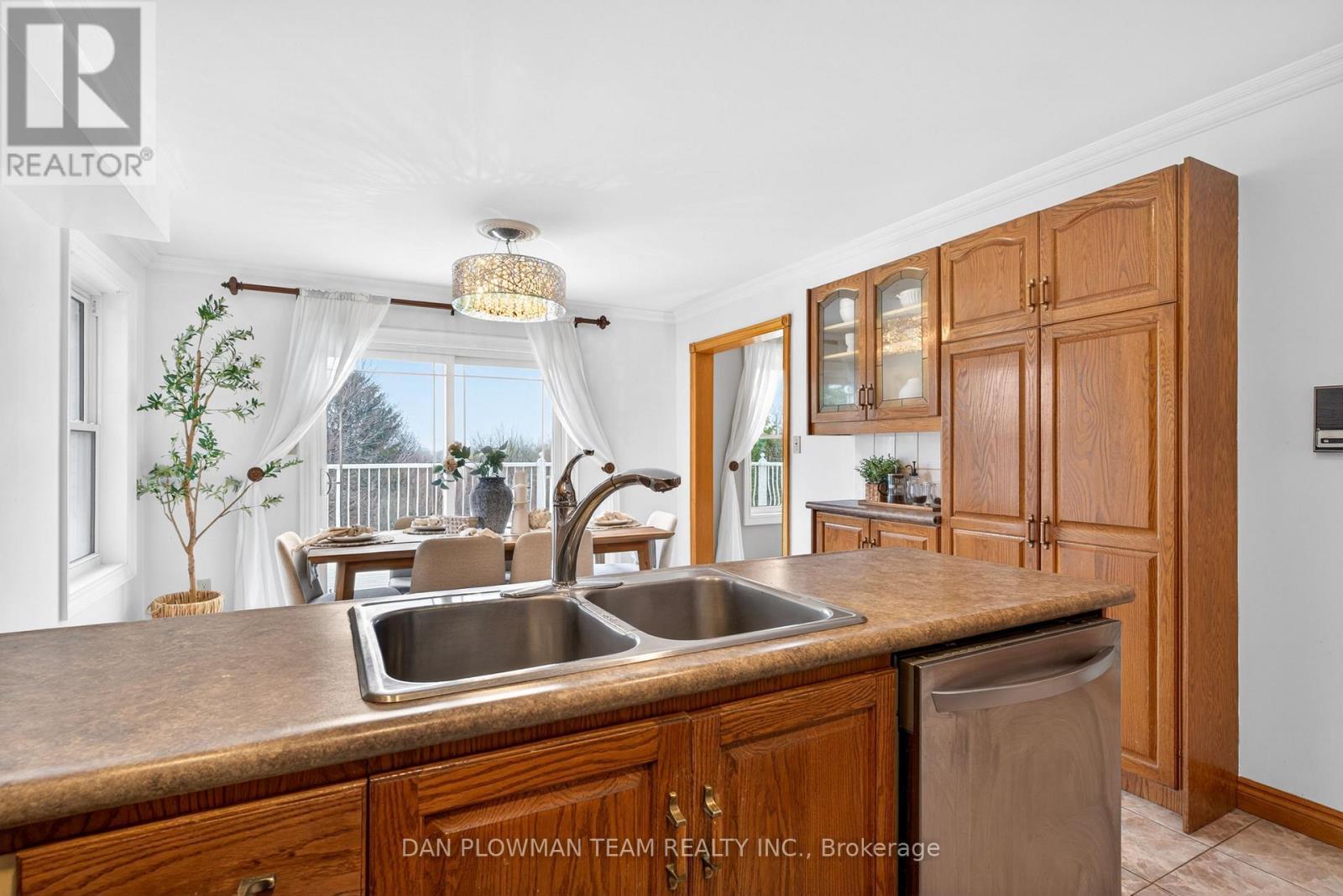 357 Powell Road, Whitby, ON - Indoor Photo Showing Kitchen With Double Sink