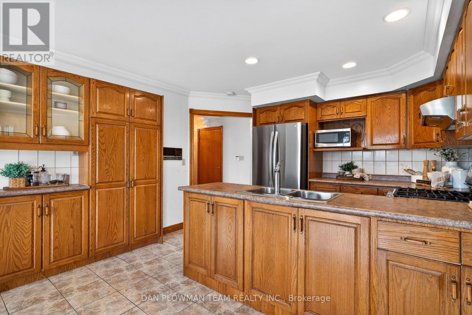 357 Powell Road, Whitby, ON - Indoor Photo Showing Kitchen With Double Sink
