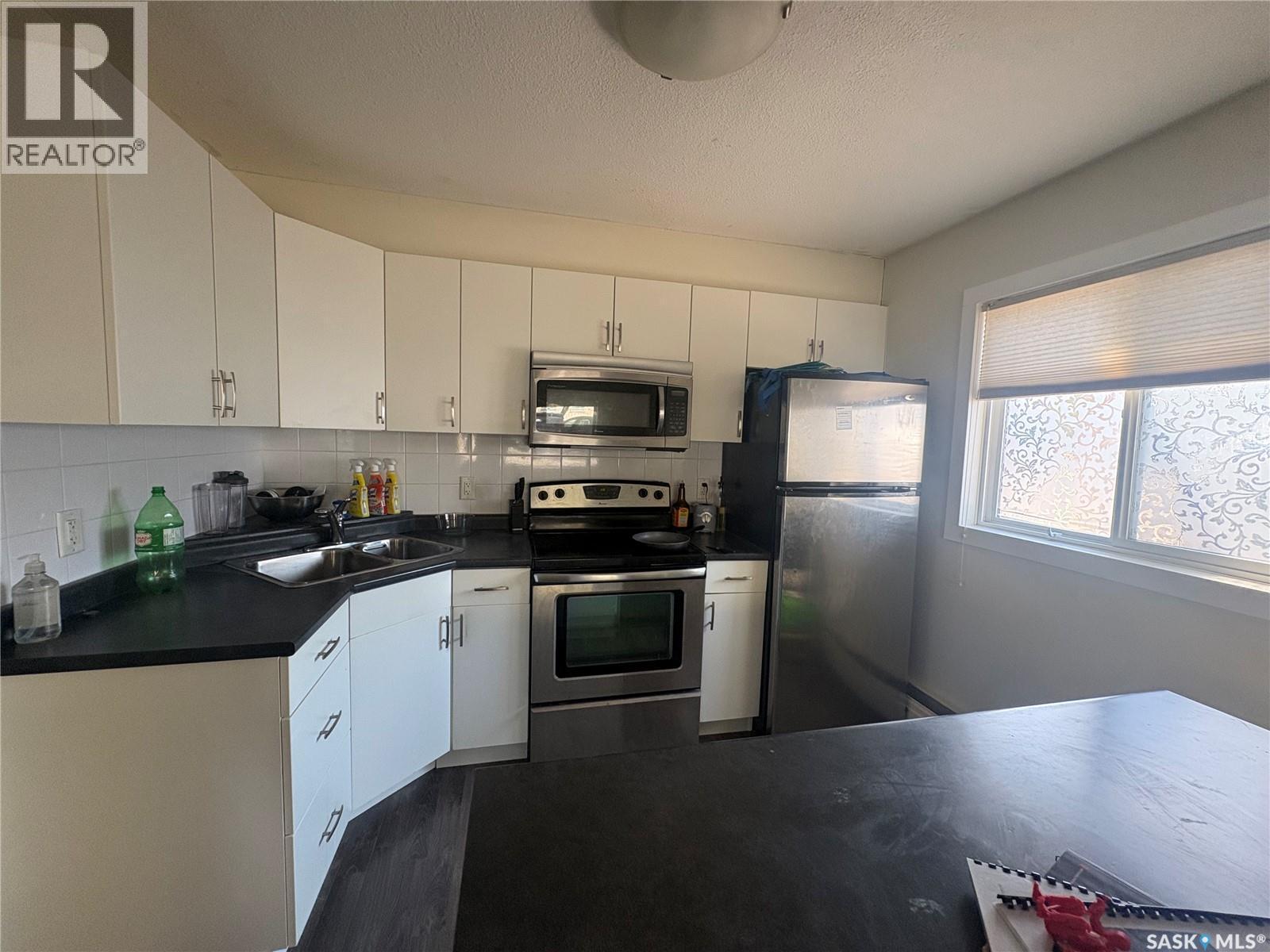 3 2060 Lorne Street, Regina, SK - Indoor Photo Showing Kitchen With Double Sink