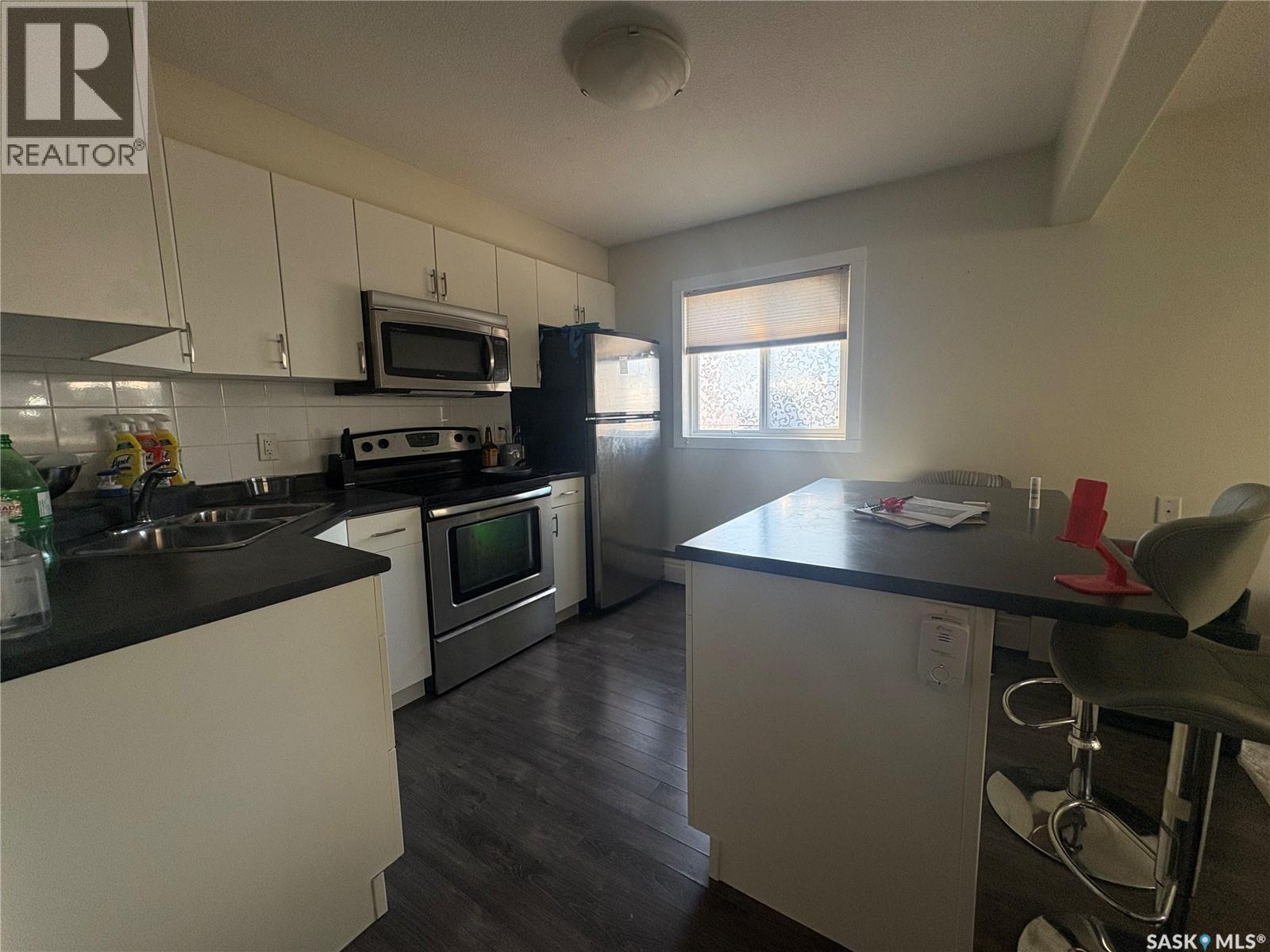 3 2060 Lorne Street, Regina, SK - Indoor Photo Showing Kitchen With Double Sink