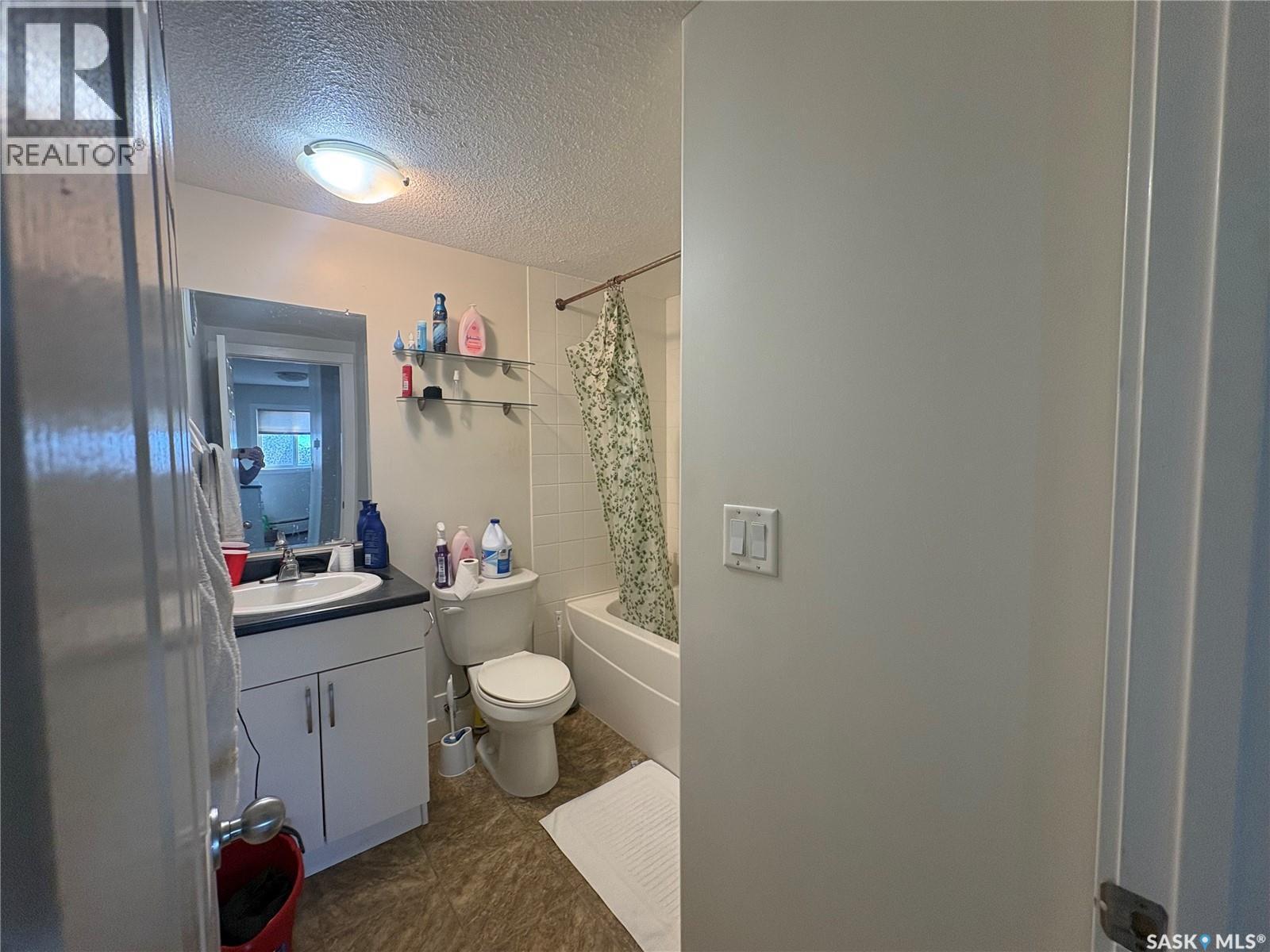 3 2060 Lorne Street, Regina, SK - Indoor Photo Showing Bathroom
