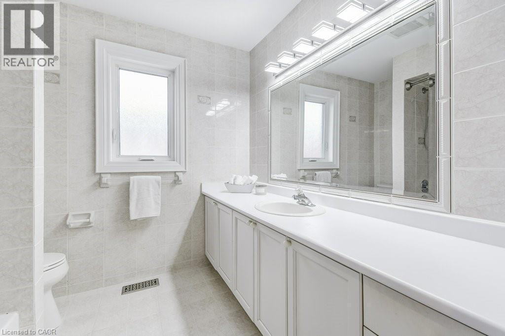 2080 Mckerlie Crescent, Burlington, ON - Indoor Photo Showing Bathroom