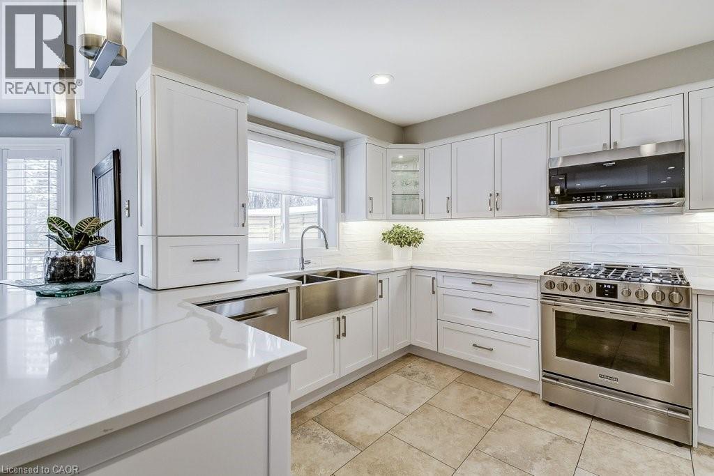 2080 Mckerlie Crescent, Burlington, ON - Indoor Photo Showing Kitchen With Double Sink With Upgraded Kitchen