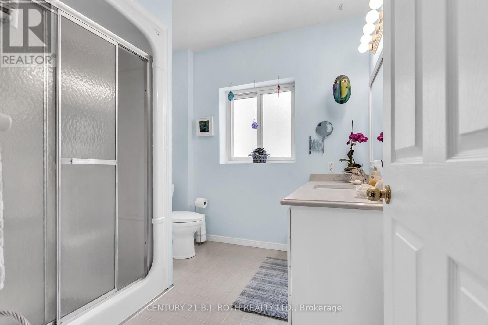 32 Samuel Street, Kitchener, ON - Indoor Photo Showing Bathroom