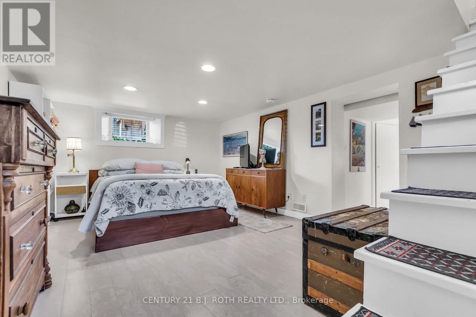 32 Samuel Street, Kitchener, ON - Indoor Photo Showing Bedroom