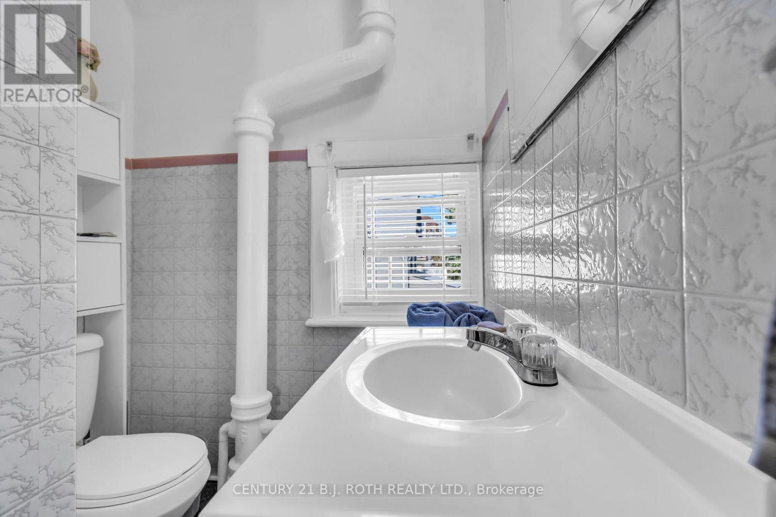 32 Samuel Street, Kitchener, ON - Indoor Photo Showing Bathroom