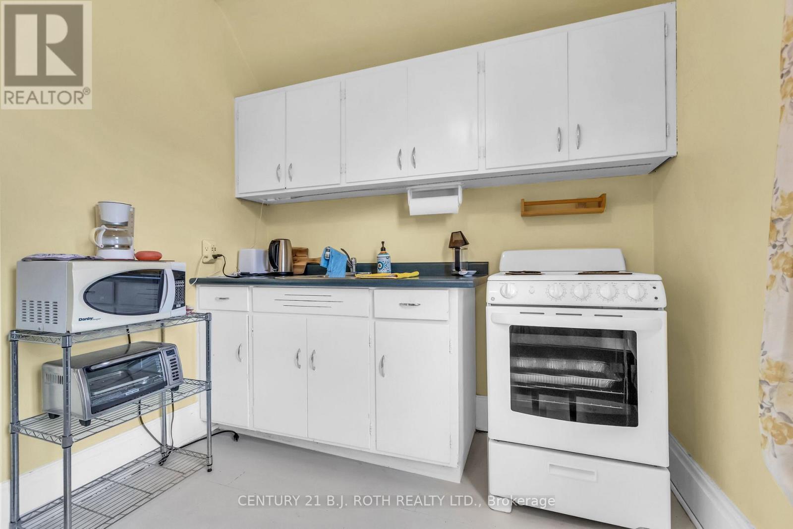 32 Samuel Street, Kitchener, ON - Indoor Photo Showing Kitchen