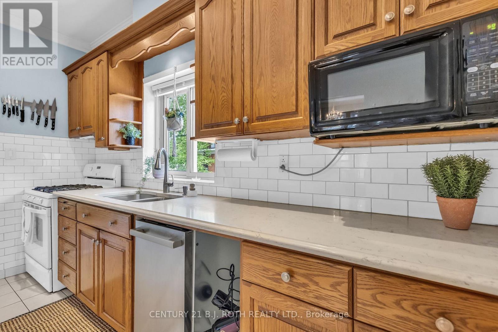 32 Samuel Street, Kitchener, ON - Indoor Photo Showing Kitchen With Double Sink
