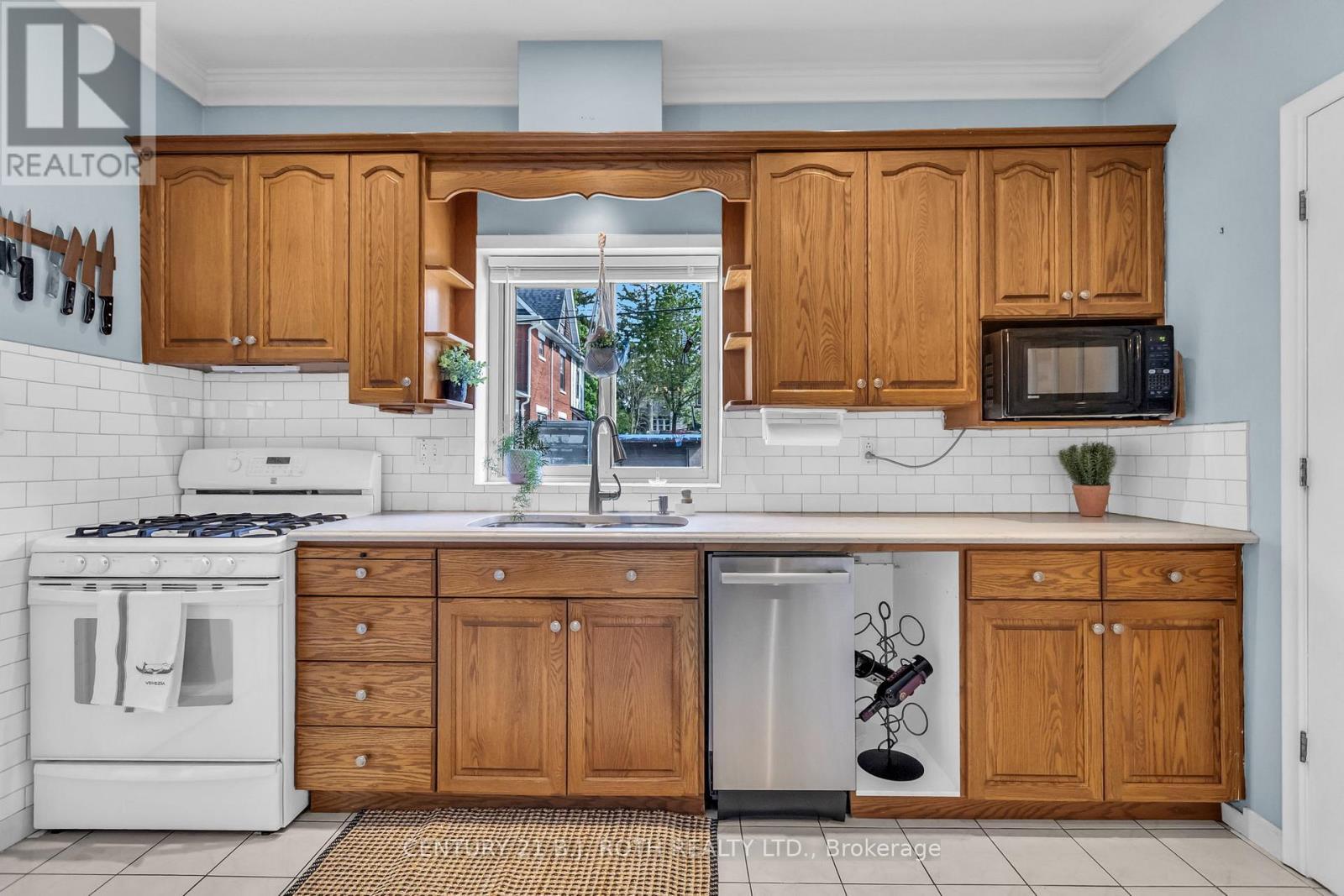 32 Samuel Street, Kitchener, ON - Indoor Photo Showing Kitchen With Double Sink