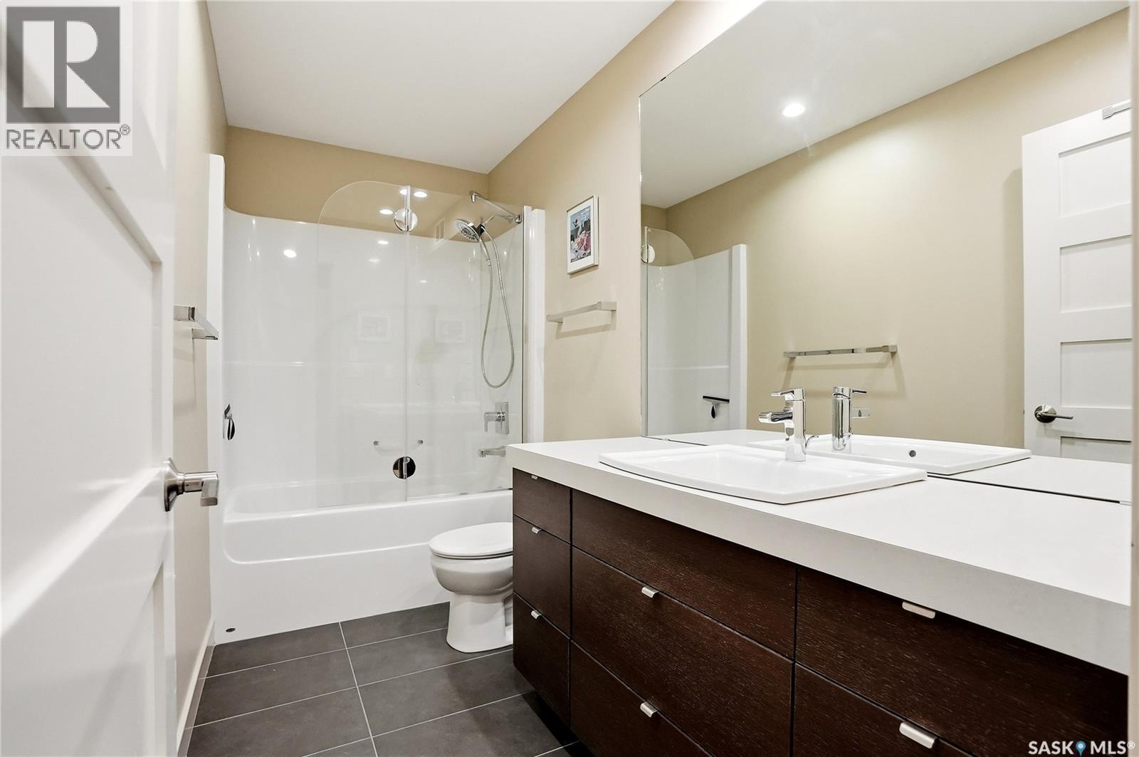 1212 Broadway Avenue E, Saskatoon, SK - Indoor Photo Showing Bathroom