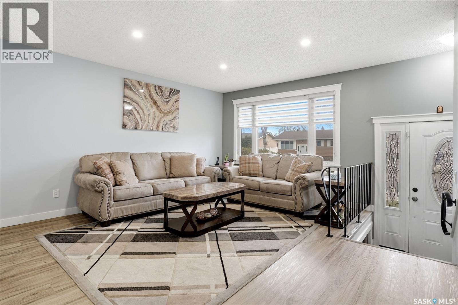 14 Diamond Street, Regina, SK - Indoor Photo Showing Living Room