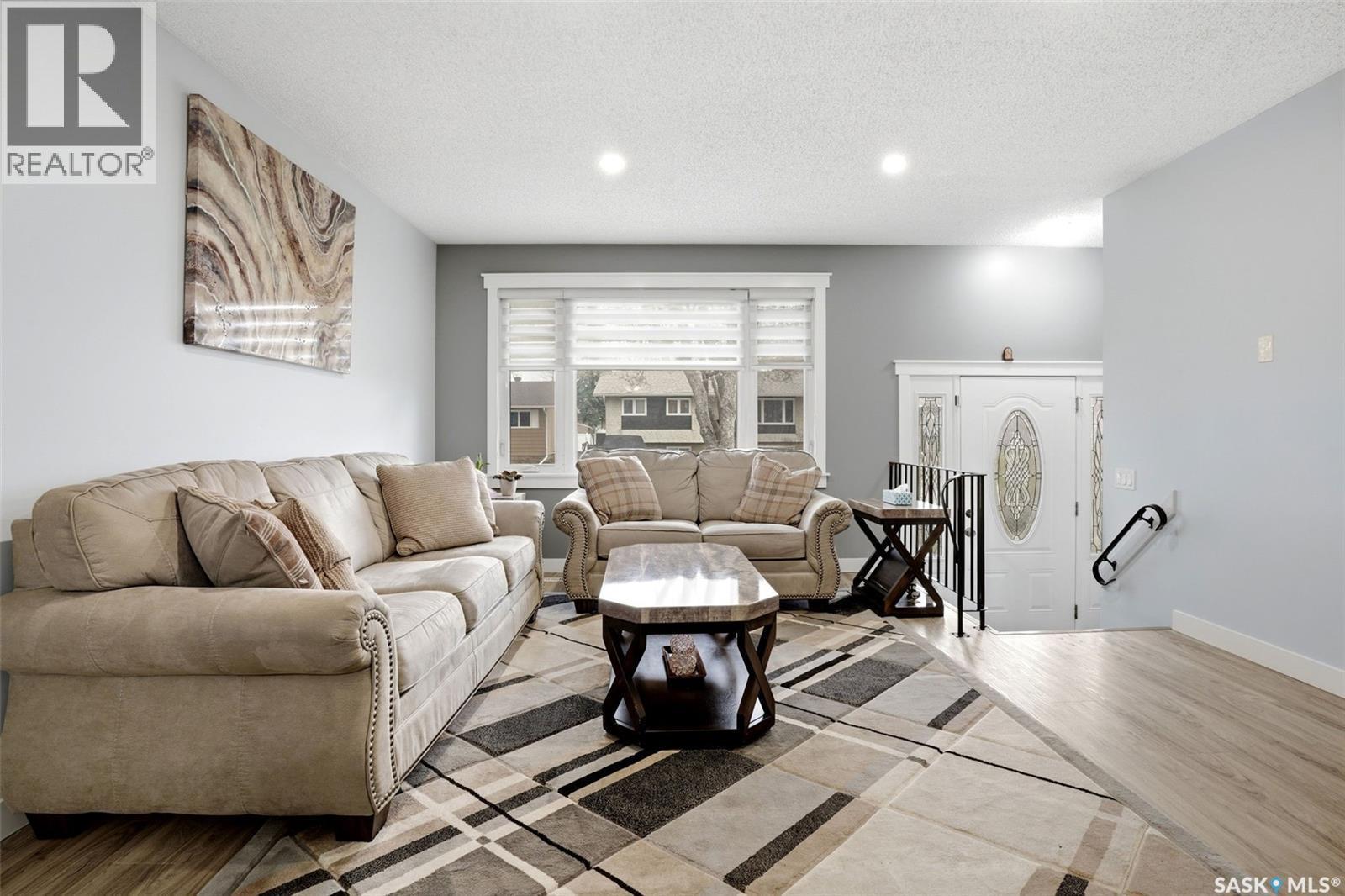 14 Diamond Street, Regina, SK - Indoor Photo Showing Living Room