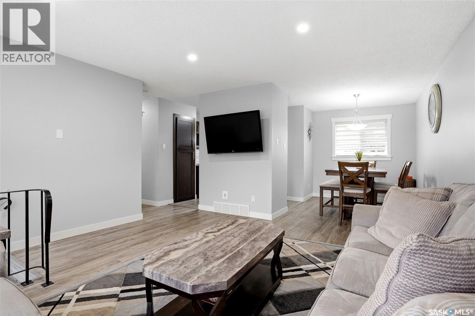 14 Diamond Street, Regina, SK - Indoor Photo Showing Living Room