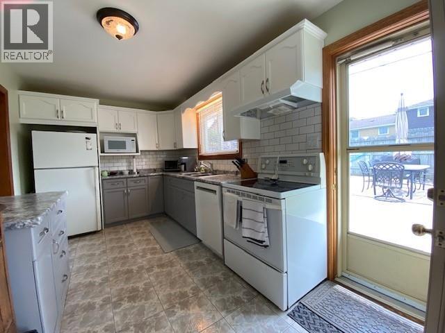 875 Champlain Road, Sarnia, ON - Indoor Photo Showing Kitchen
