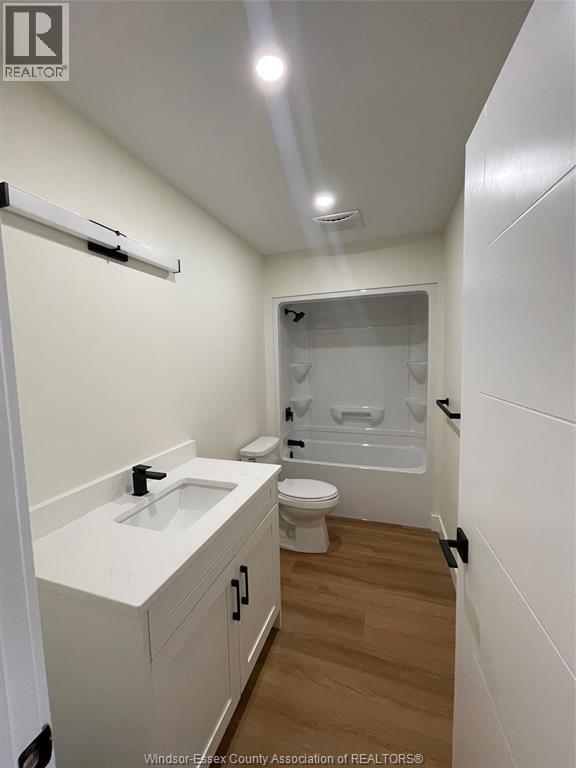 655 Stanley, Windsor, ON - Indoor Photo Showing Bathroom