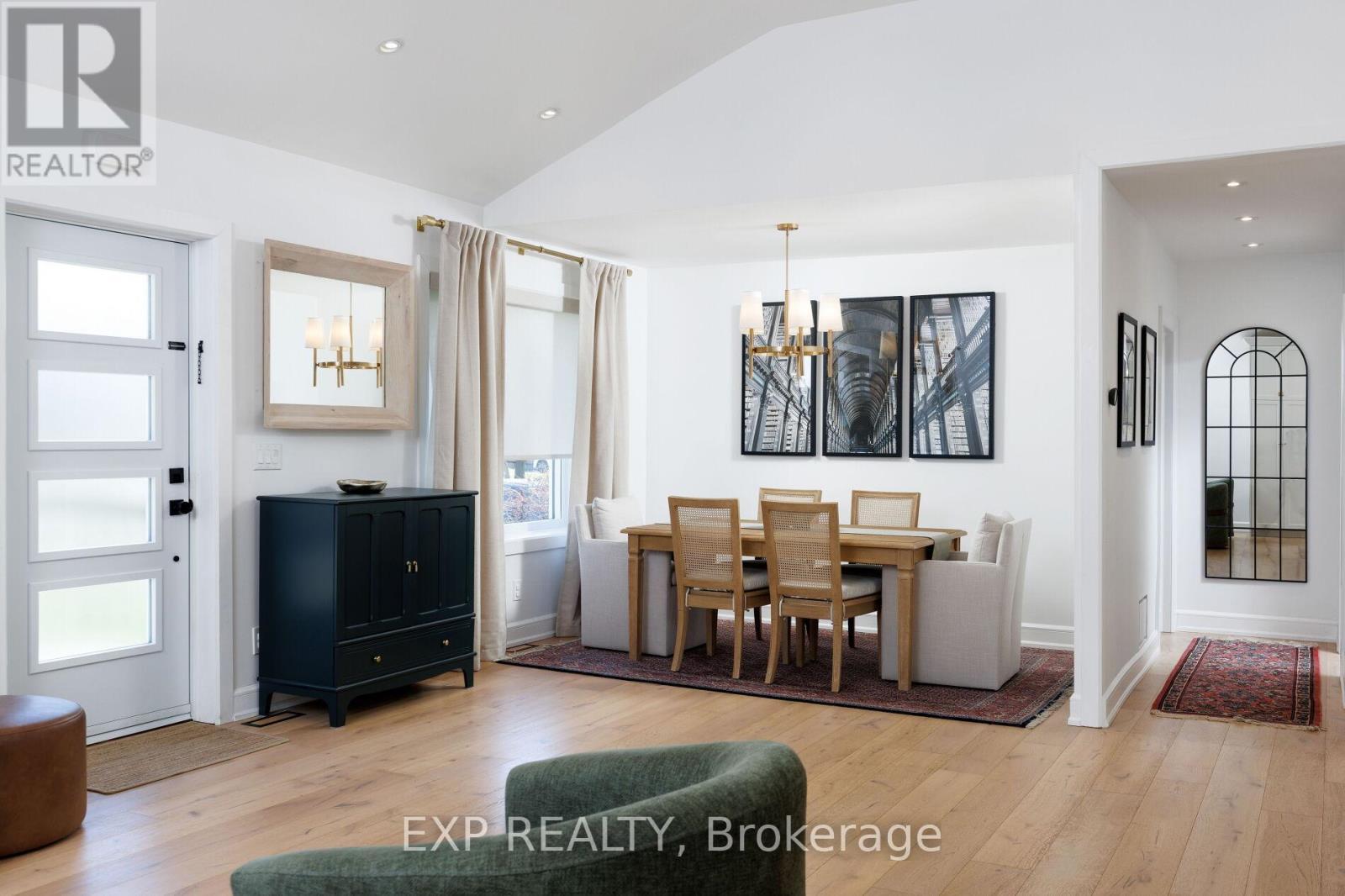 1761 Coram Crescent, Mississauga, ON - Indoor Photo Showing Living Room