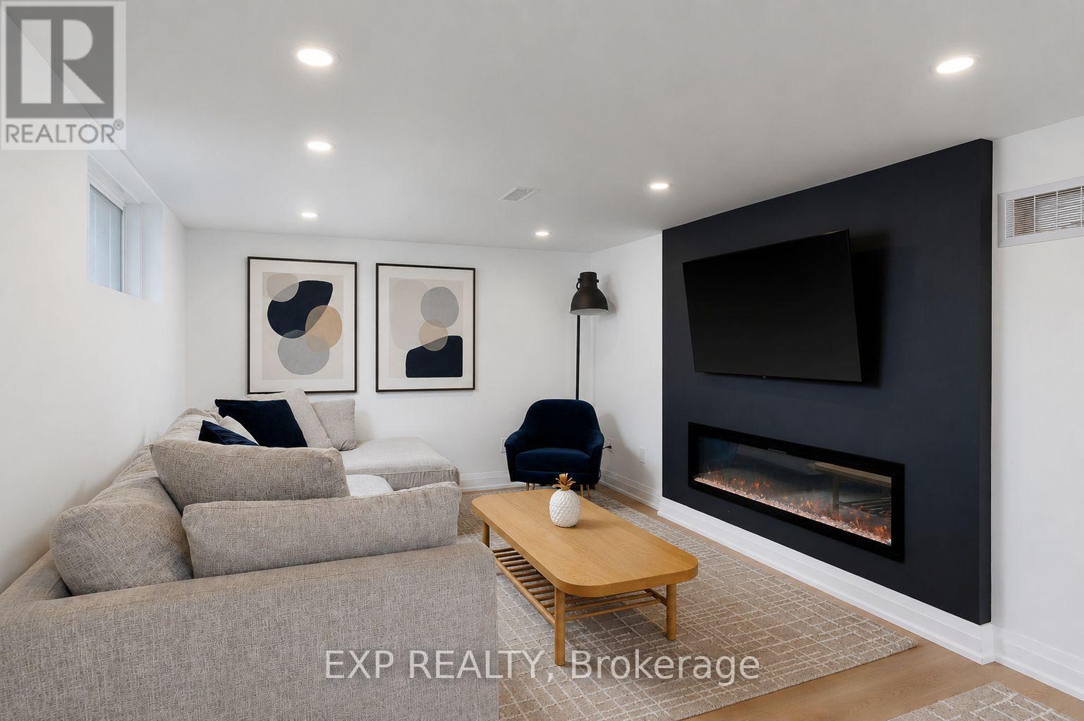 1761 Coram Crescent, Mississauga, ON - Indoor Photo Showing Living Room With Fireplace