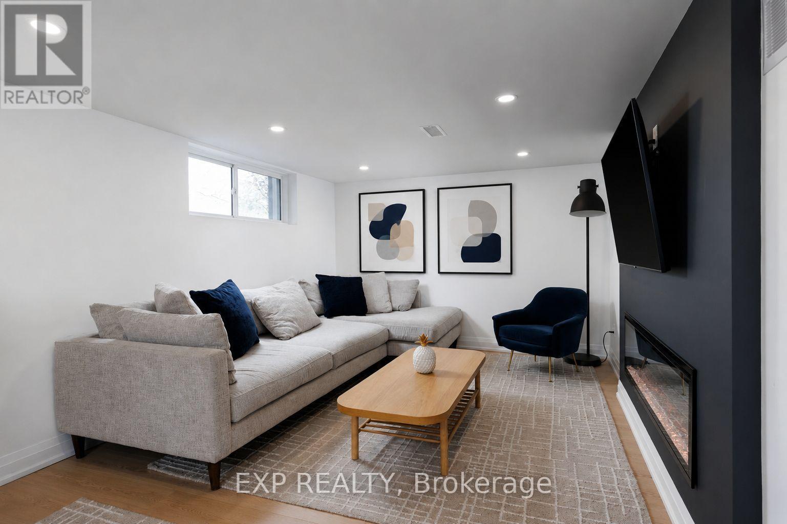 1761 Coram Crescent, Mississauga, ON - Indoor Photo Showing Living Room
