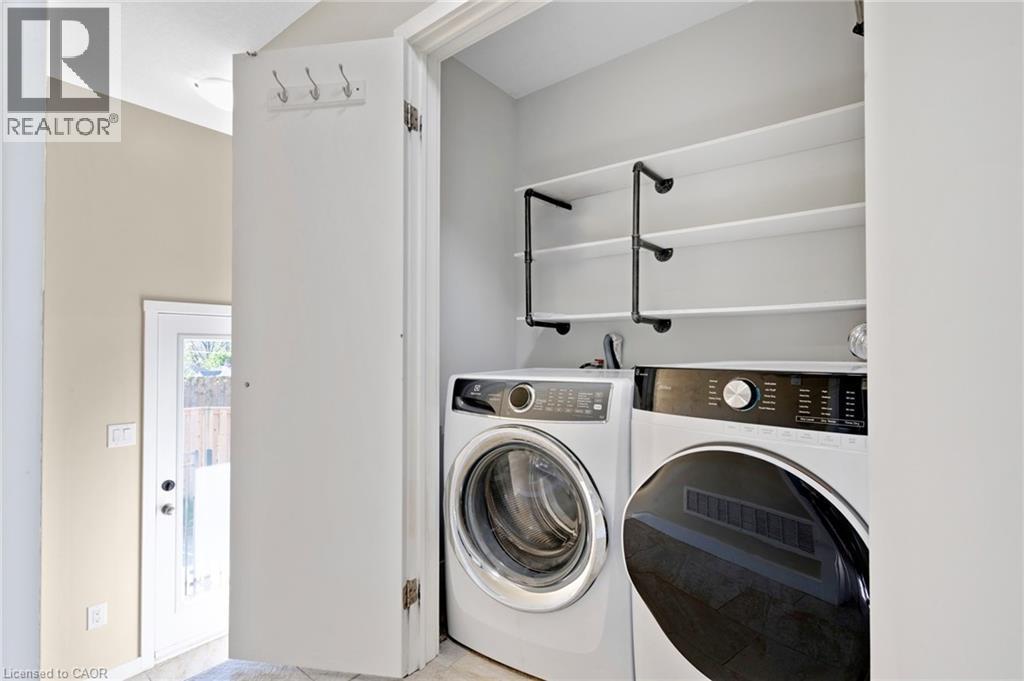 11 Eagle Hill, Cambridge, ON - Indoor Photo Showing Laundry Room