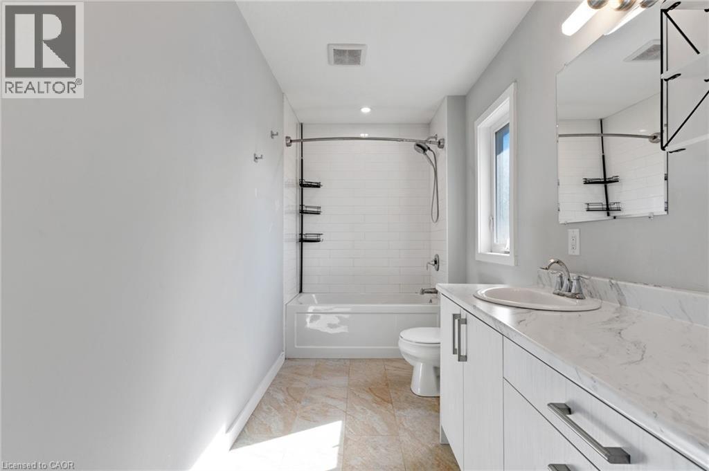 11 Eagle Hill, Cambridge, ON - Indoor Photo Showing Bathroom