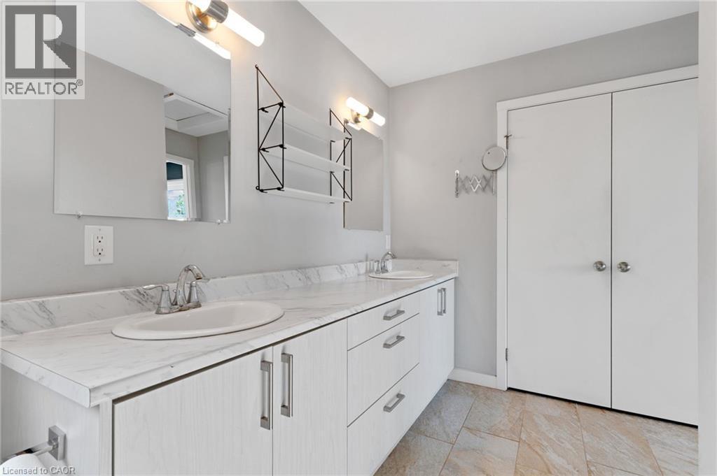 11 Eagle Hill, Cambridge, ON - Indoor Photo Showing Bathroom