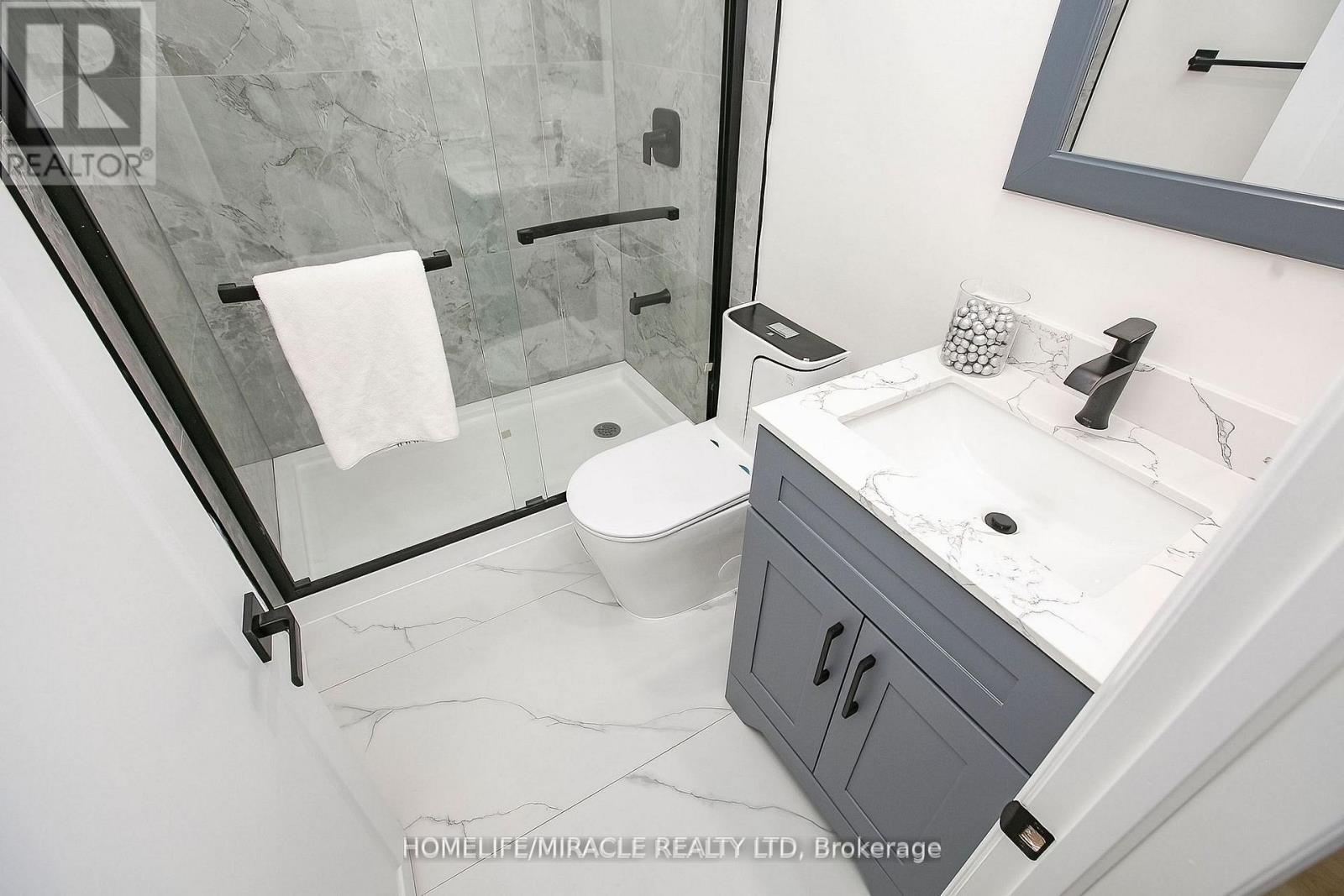 52 Foxacre Row, Brampton, ON - Indoor Photo Showing Bathroom