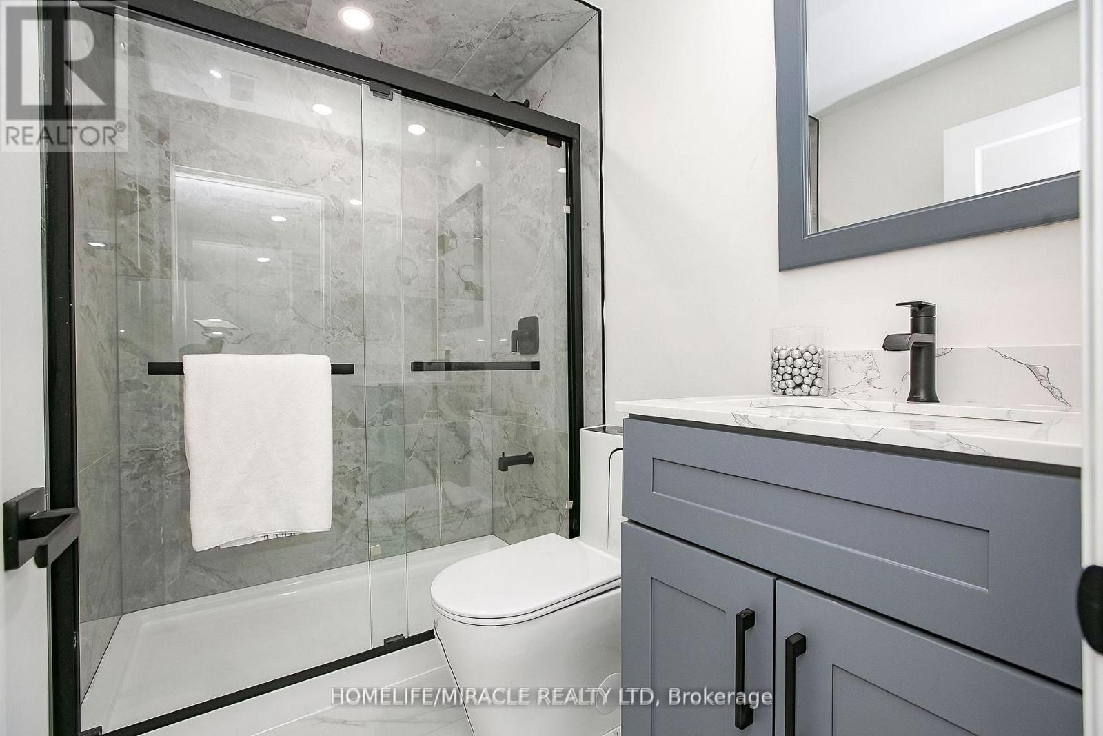 52 Foxacre Row, Brampton, ON - Indoor Photo Showing Bathroom