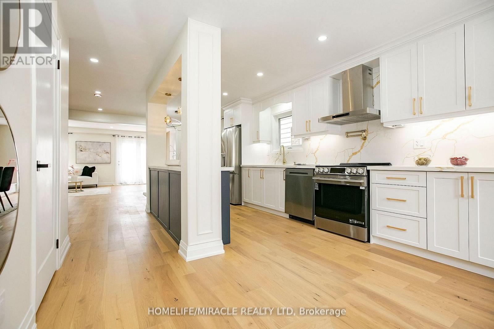 52 Foxacre Row, Brampton, ON - Indoor Photo Showing Kitchen With Upgraded Kitchen