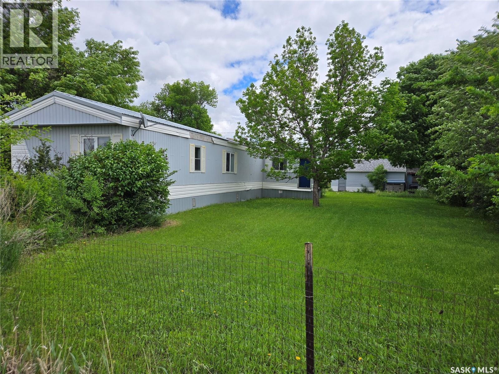212 Railway Avenue N, Lampman, SK