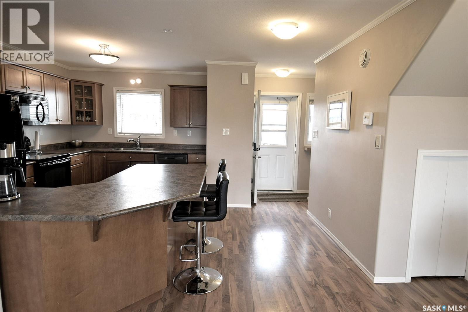 102 1022 Hampton Circle, Saskatoon, SK - Indoor Photo Showing Kitchen With Double Sink