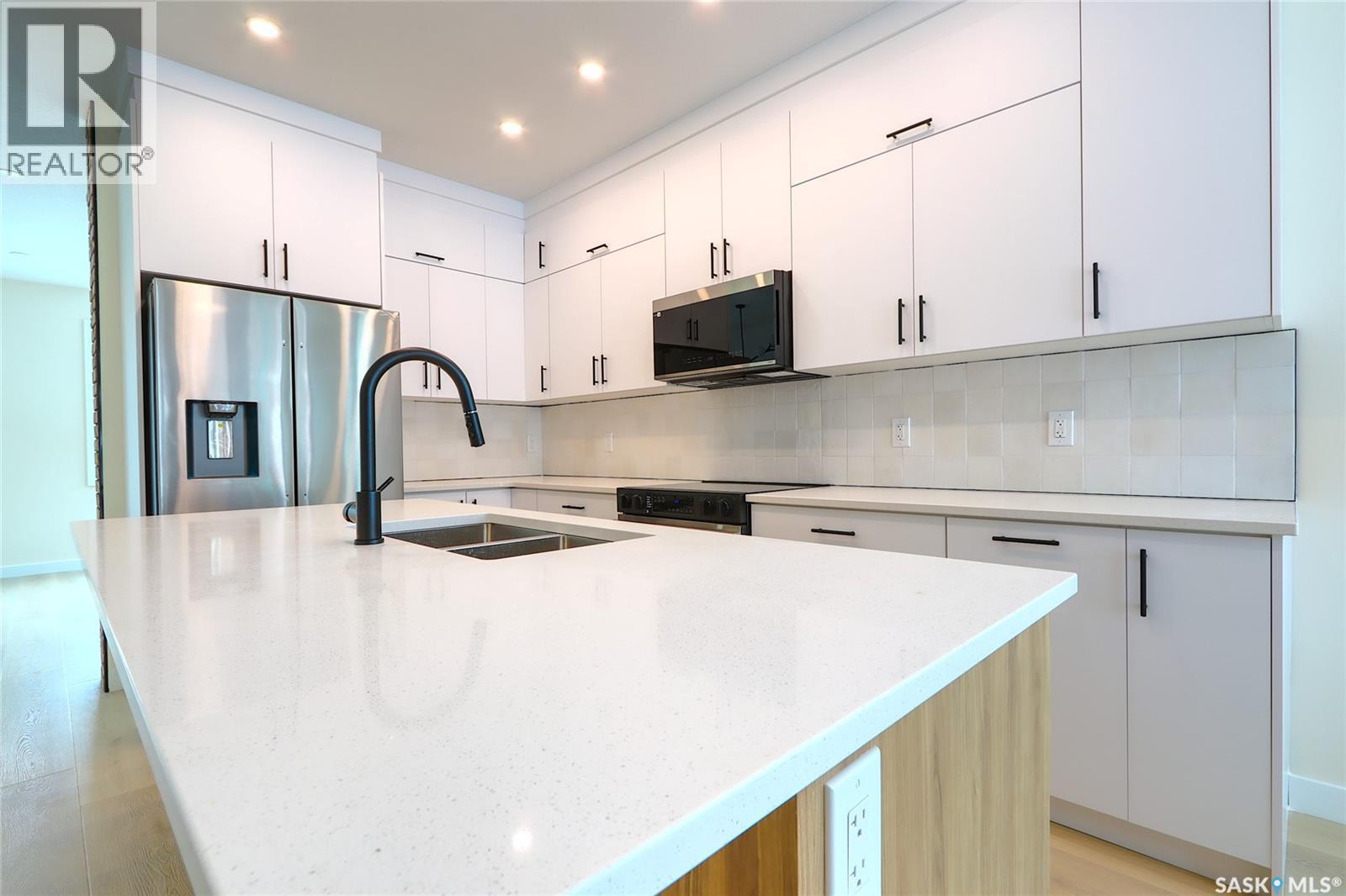 2475 Mcara Street, Regina, SK - Indoor Photo Showing Kitchen With Double Sink With Upgraded Kitchen