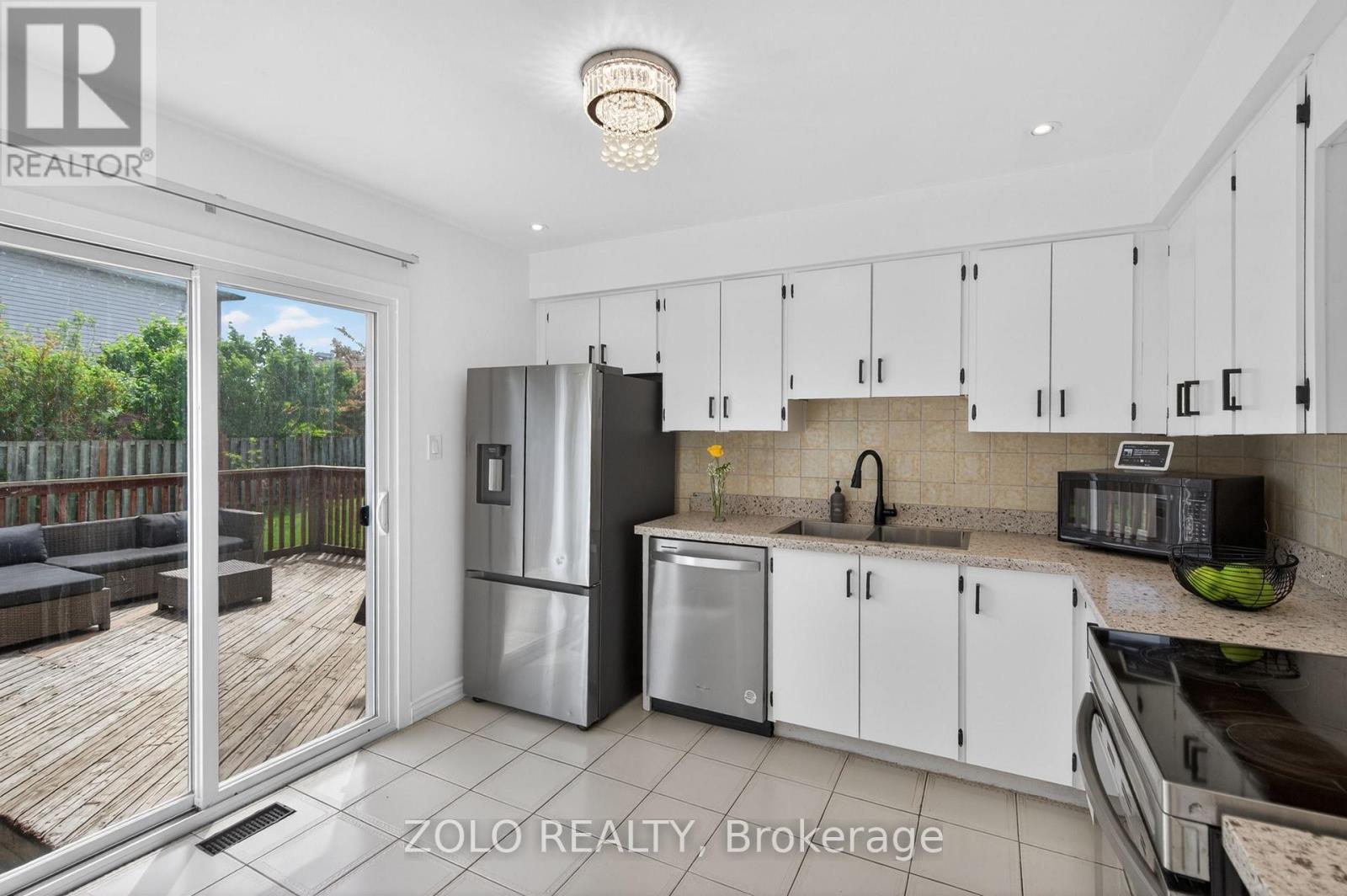 6166 Kindree Circle, Mississauga, ON - Indoor Photo Showing Kitchen