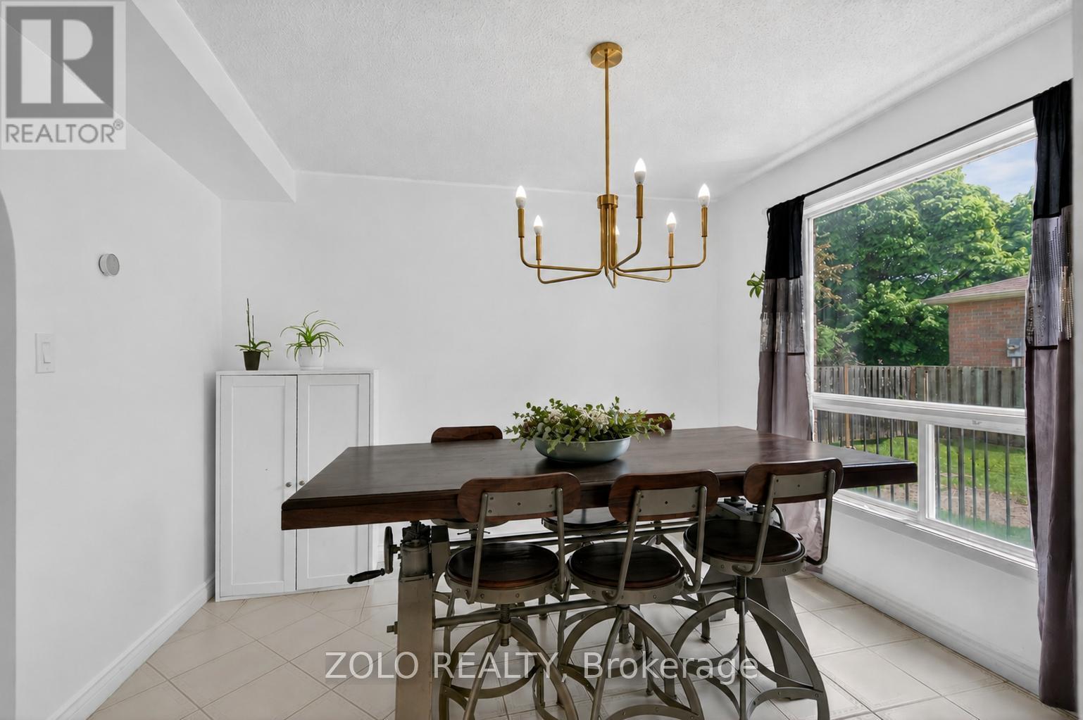 6166 Kindree Circle, Mississauga, ON - Indoor Photo Showing Dining Room