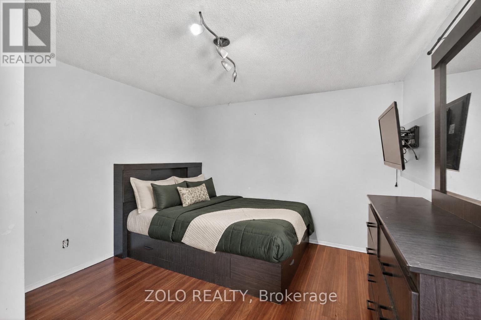 6166 Kindree Circle, Mississauga, ON - Indoor Photo Showing Bedroom