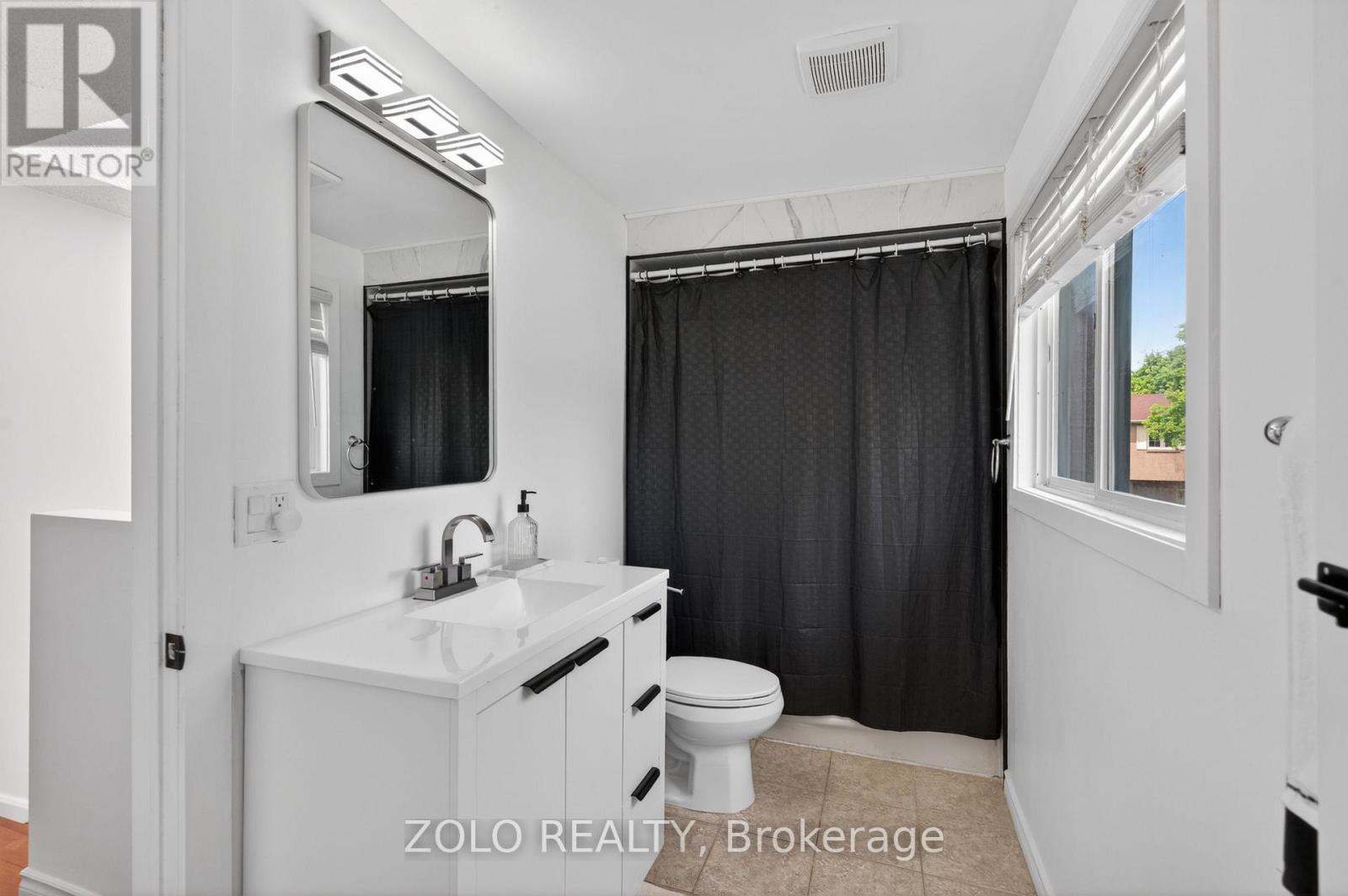 6166 Kindree Circle, Mississauga, ON - Indoor Photo Showing Bathroom