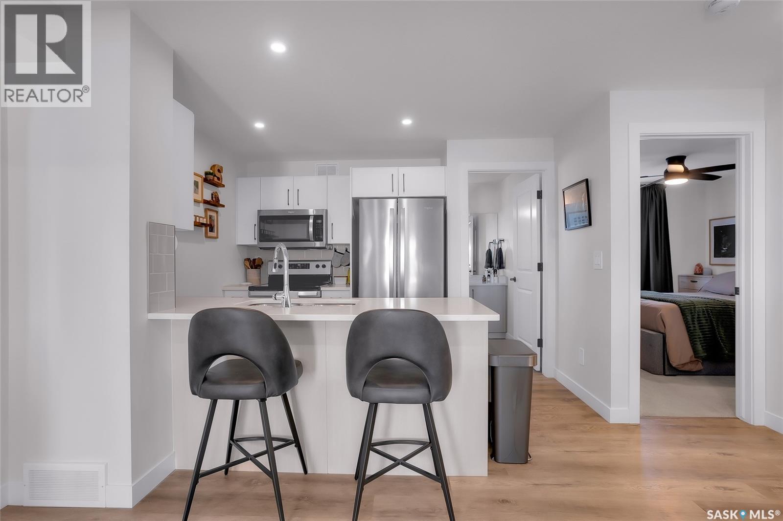 9 651 Dubois Crescent, Saskatoon, SK - Indoor Photo Showing Kitchen With Stainless Steel Kitchen