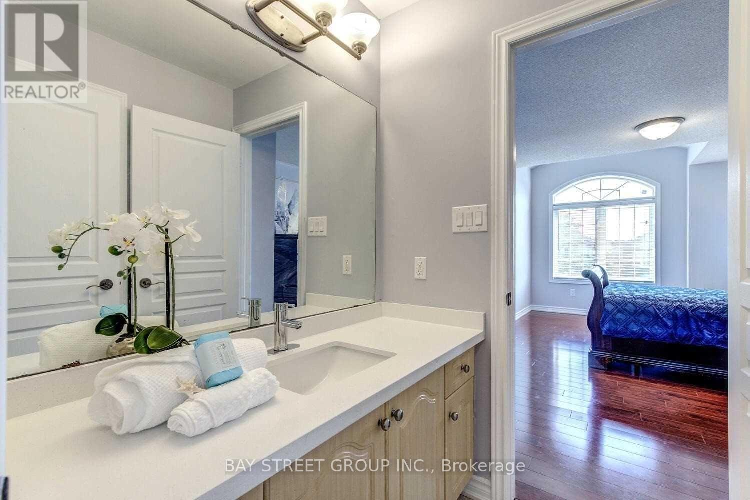 Upper - 134 Ascalon Drive, Vaughan, ON - Indoor Photo Showing Bathroom