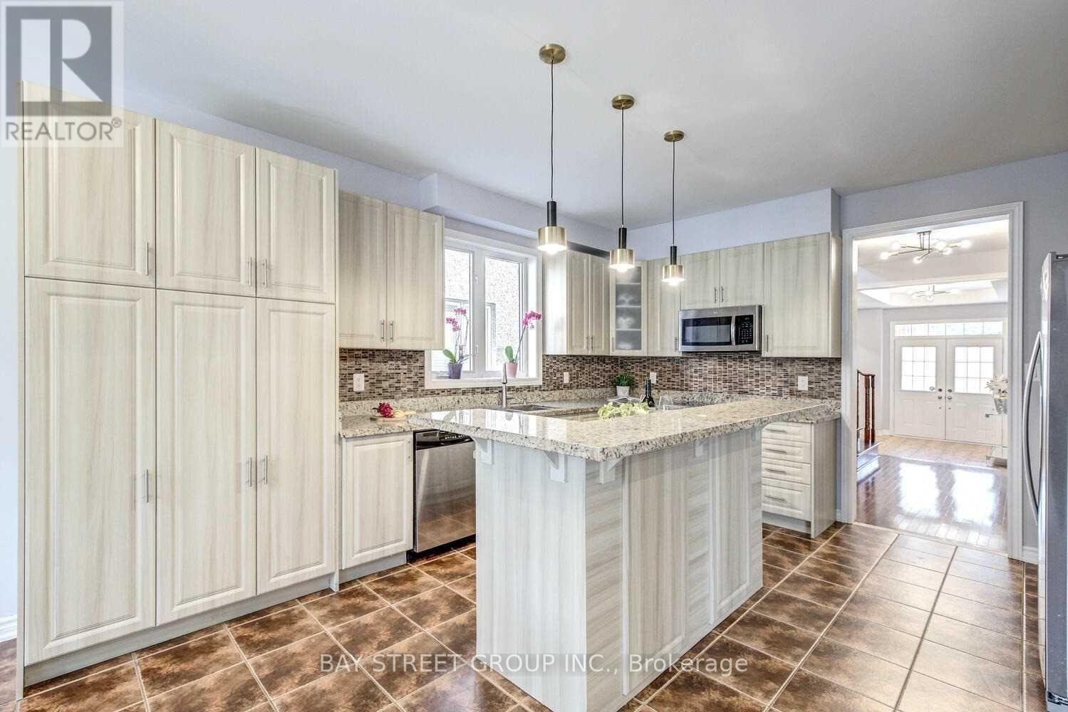 Upper - 134 Ascalon Drive, Vaughan, ON - Indoor Photo Showing Kitchen With Upgraded Kitchen