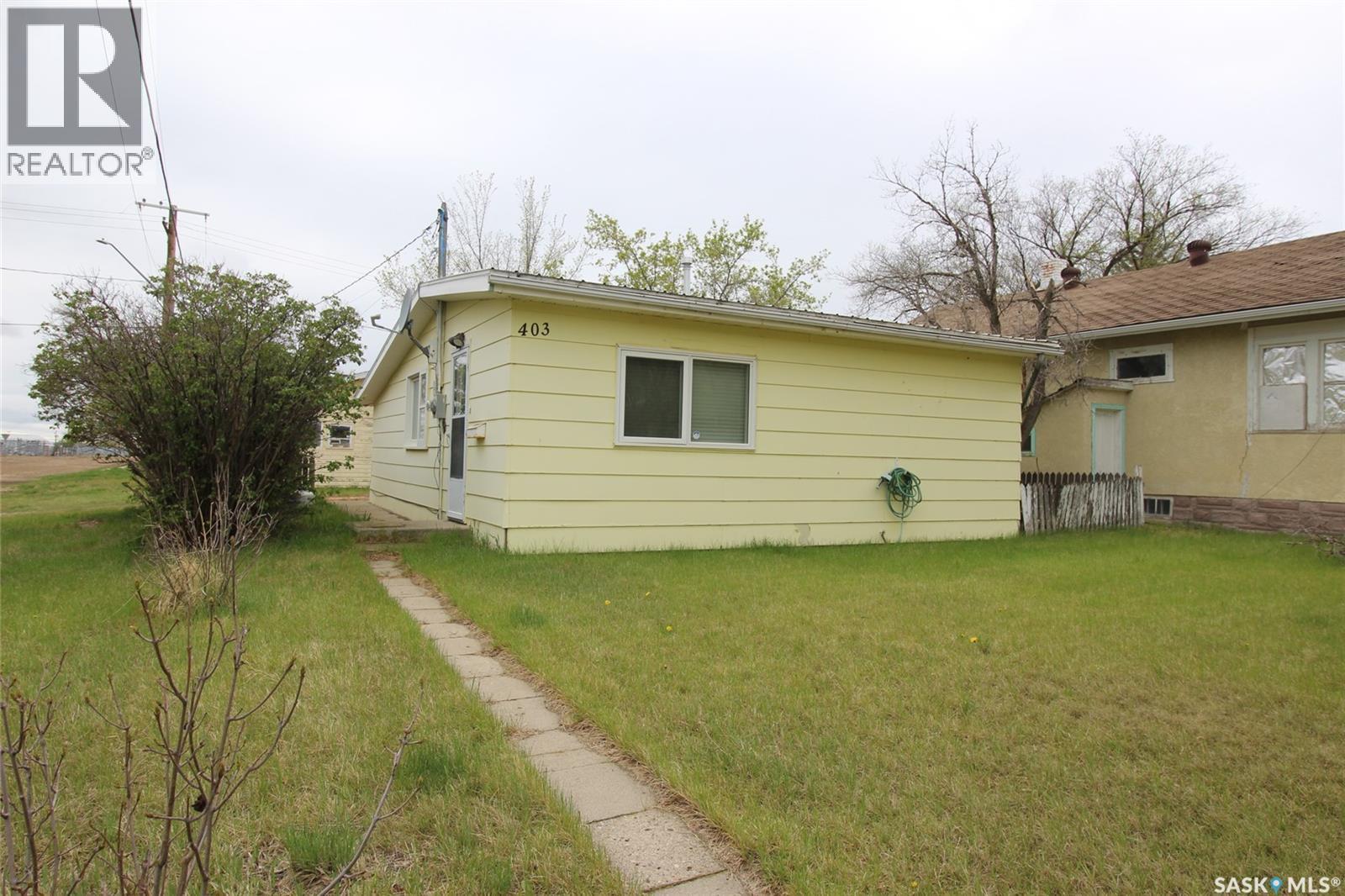 403 4Th Street W, Shaunavon, SK - Outdoor With Exterior
