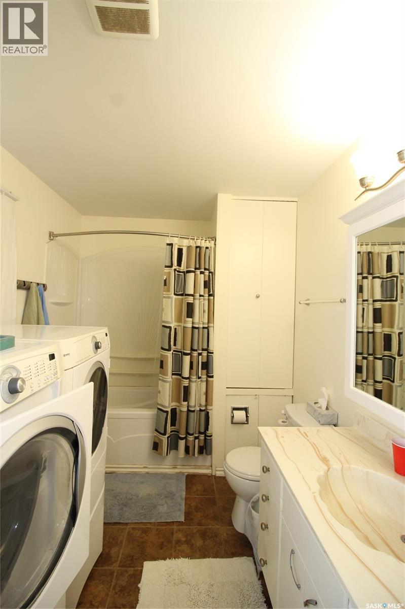 403 4Th Street W, Shaunavon, SK - Indoor Photo Showing Laundry Room