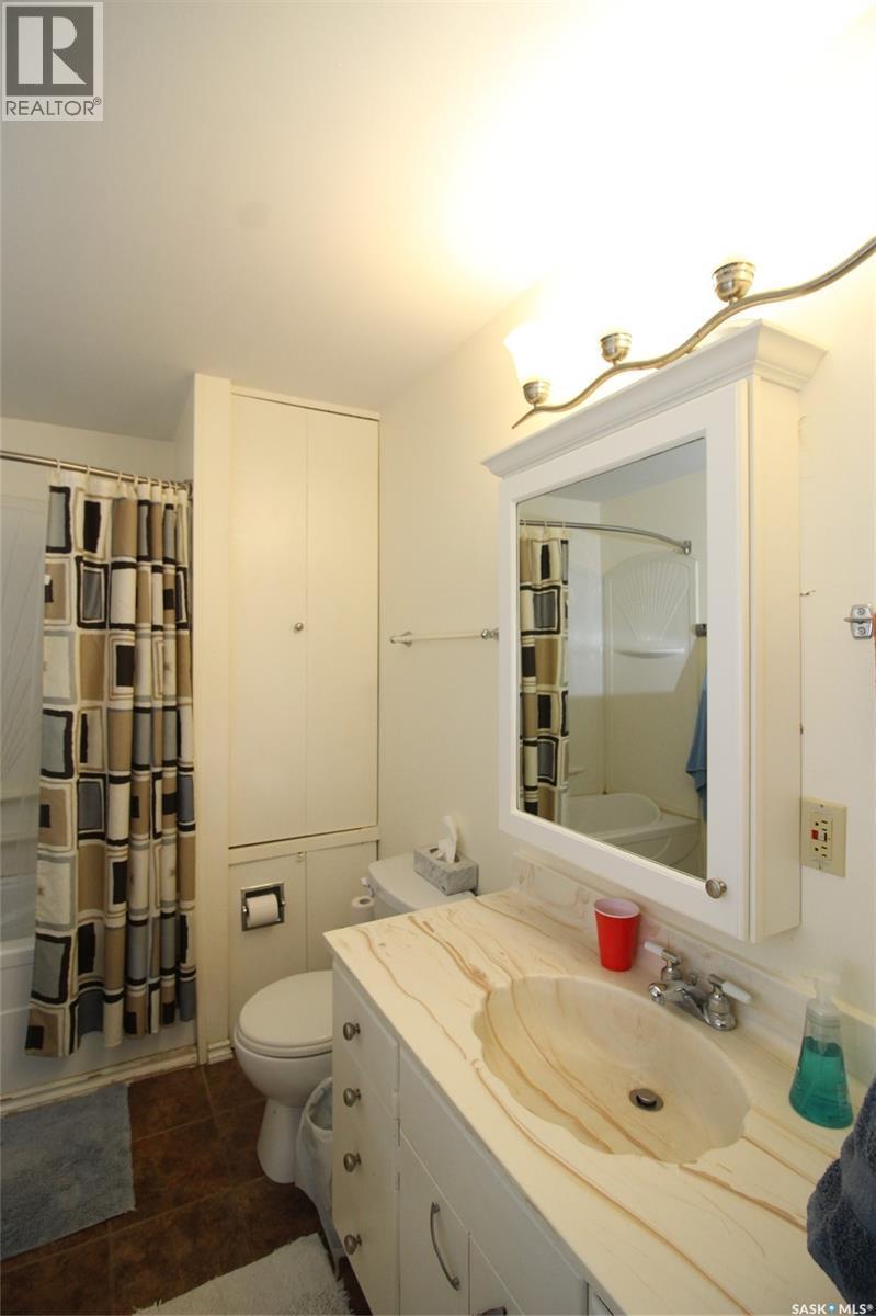 403 4Th Street W, Shaunavon, SK - Indoor Photo Showing Bathroom