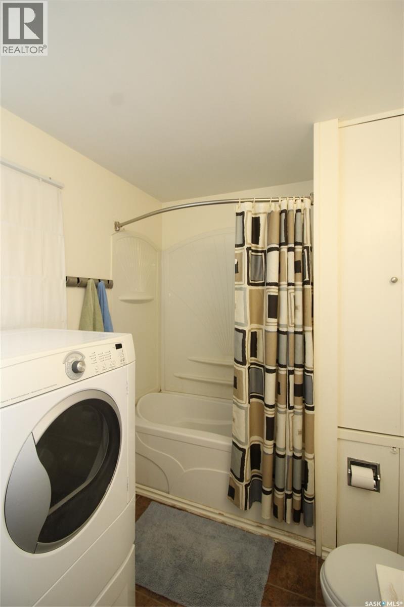 403 4Th Street W, Shaunavon, SK - Indoor Photo Showing Laundry Room