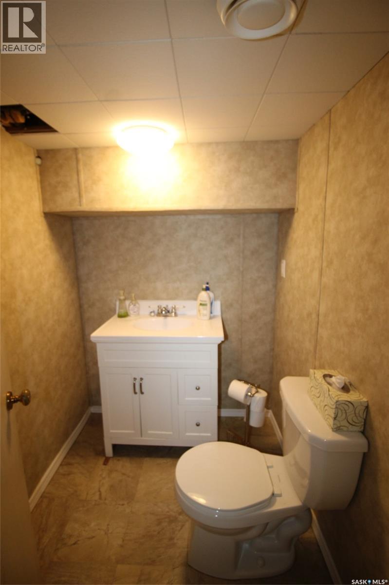 403 4Th Street W, Shaunavon, SK - Indoor Photo Showing Bathroom