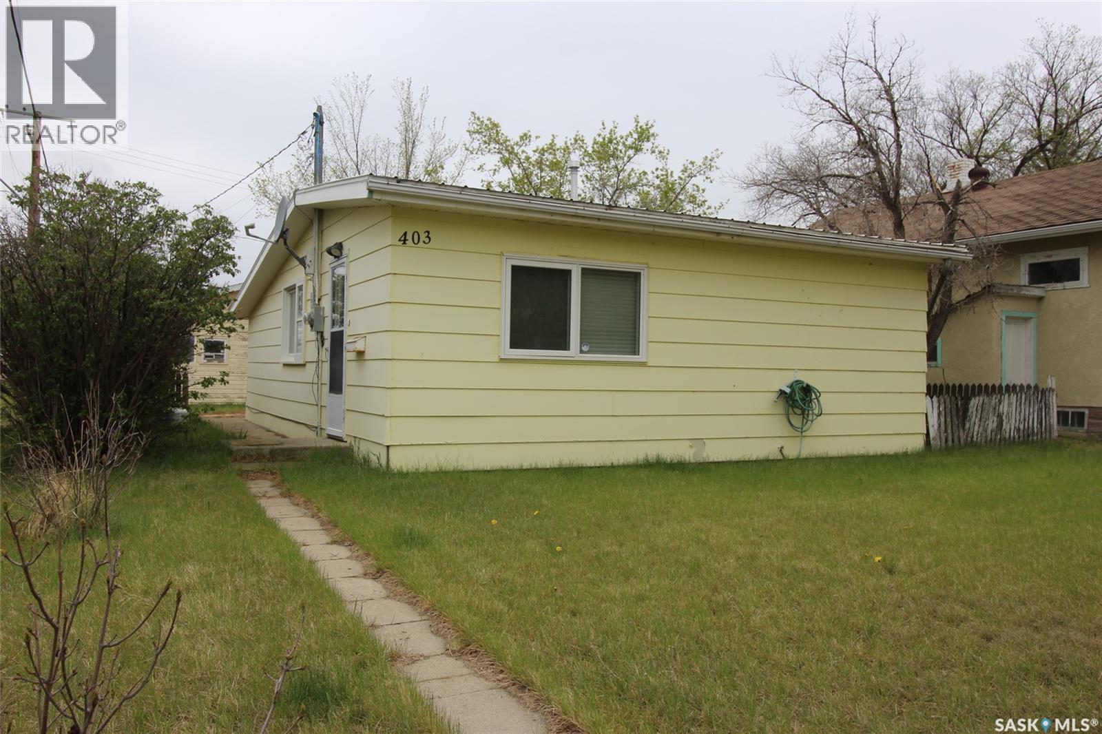 403 4Th Street W, Shaunavon, SK - Outdoor With Exterior