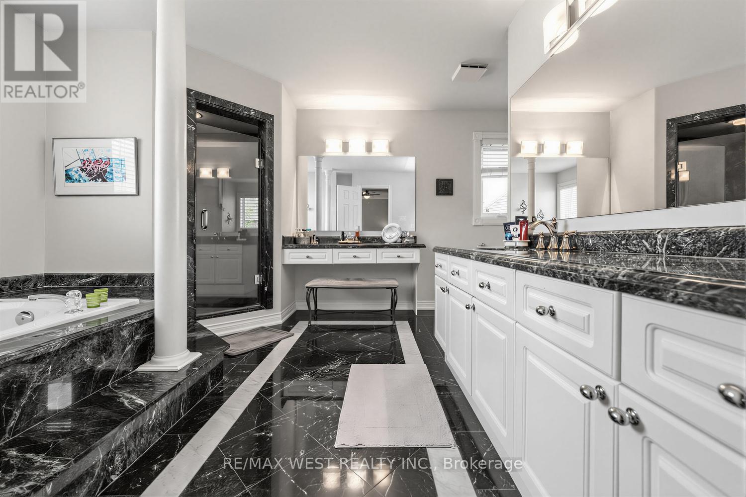 Principal Ensuite Bath - 5519 Windy Hill Court, Mississauga, ON - Indoor