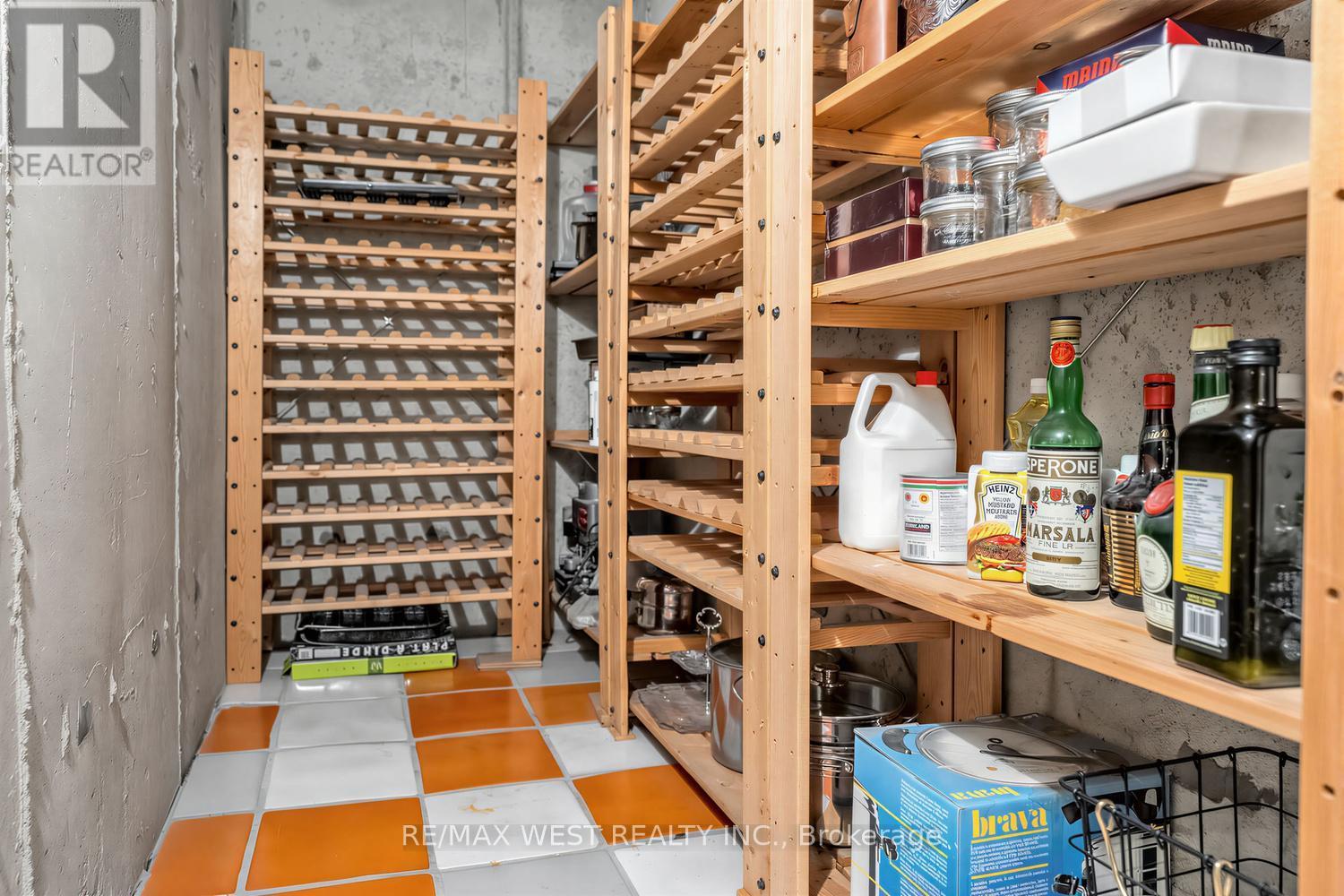 Cantina - 5519 Windy Hill Court, Mississauga, ON - Indoor