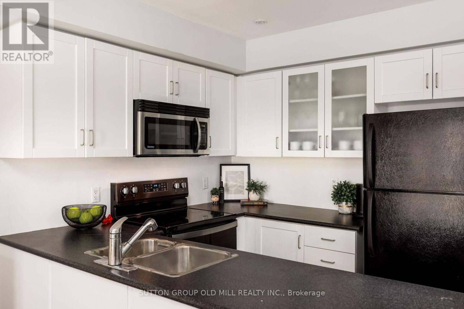 809 - 46 Western Battery Road, Toronto, ON - Indoor Photo Showing Kitchen With Double Sink