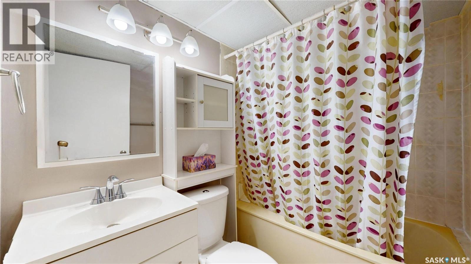 1134 Brown Street, Regina, SK - Indoor Photo Showing Bathroom